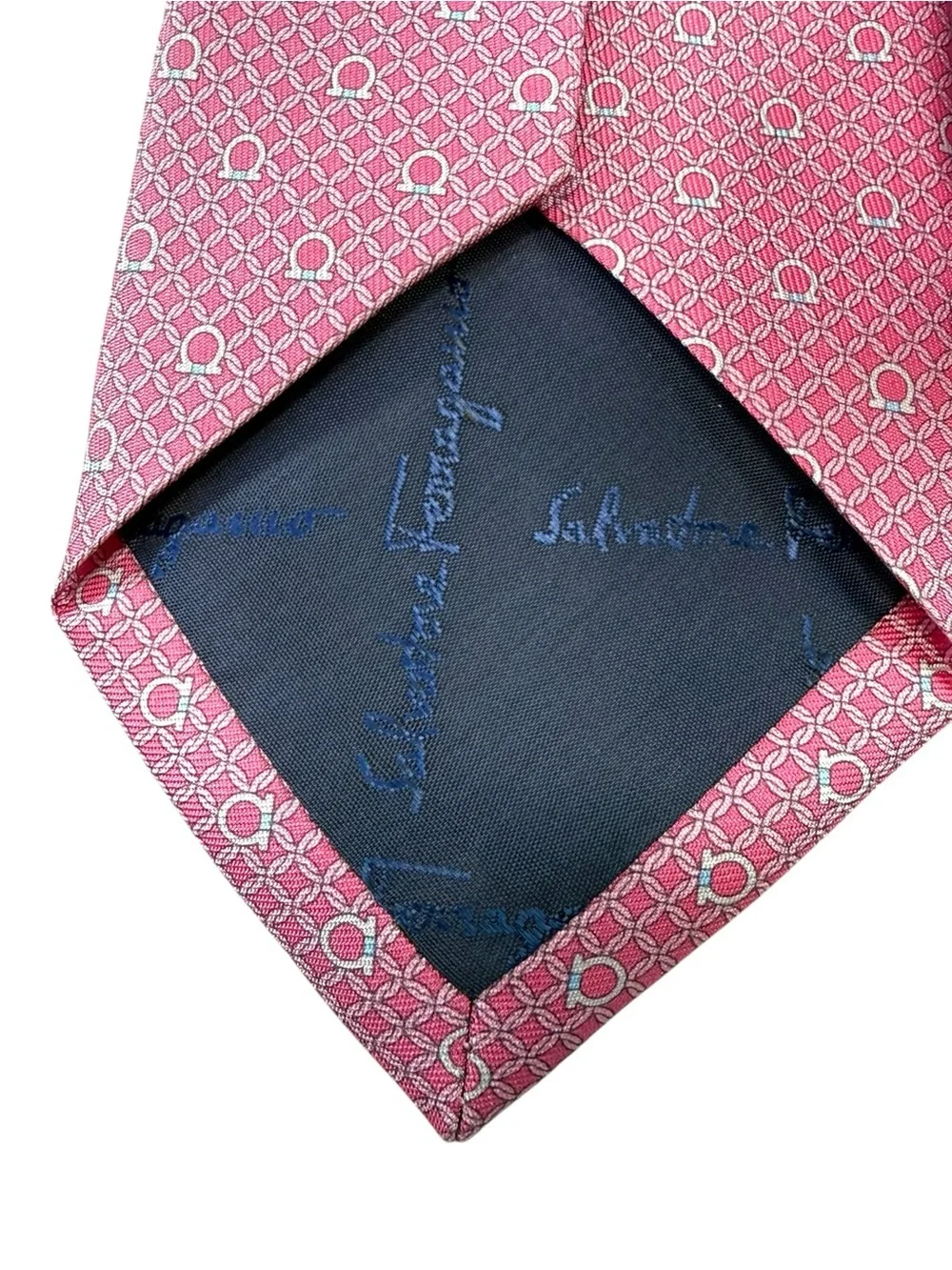 Salvatore Ferragamo 100% Silk Pink Gancini Tie Made in Italy Power Dressing